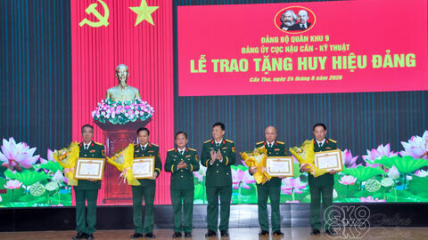 Đảng ủy Cục Hậu cần – Kỹ thuật Quân khu 9 trao tặng Huy hiệu 30 và 35 năm tuổi Đảng