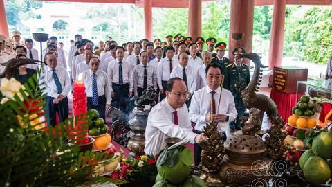 Lãnh đạo tỉnh Cà Mau thành kính tưởng niệm Chủ tịch Hồ Chí Minh và các Anh hùng Liệt sĩ